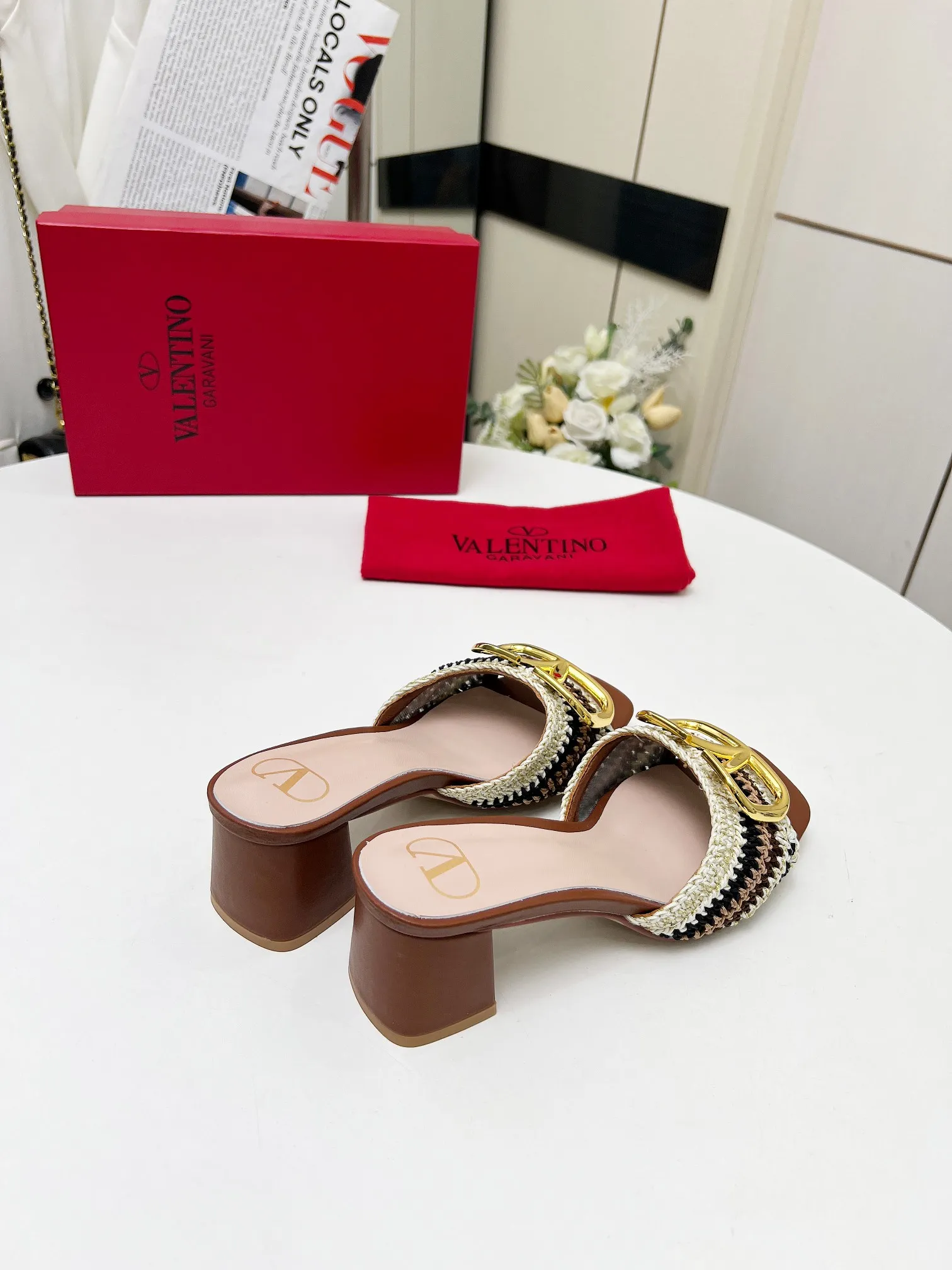 👟👟Ex-factory price 440👟👟 Genuine leather sole +30 🆕 Valentino👑👑 Latest series with perfect hand-woven details. A very eye-catching catwalk series launched [strong][strong] Code number: 35 to 43 (genuine leather sole +30)